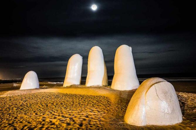 The Hand © Marcelo Campi/Flickr